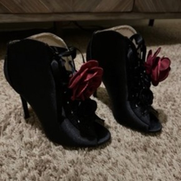 Size 8 Qupid Black Lace-Up Booties with Roses - Picture 5 of 6